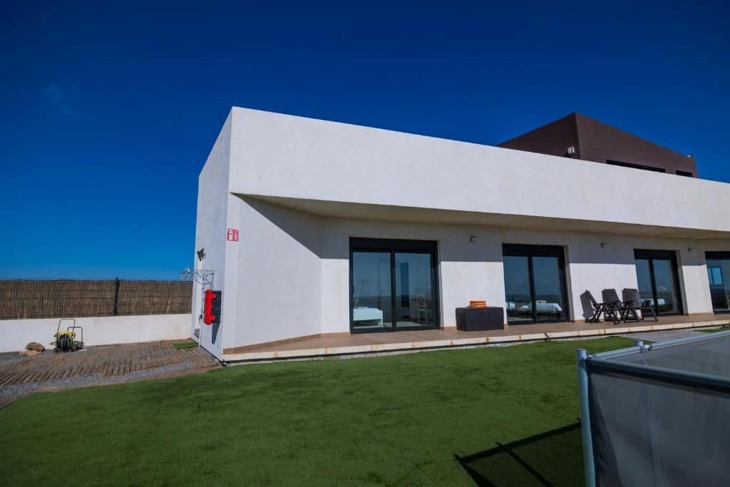 5 bedroom Villa for sale in Antigua - € 1,100,000 (Ref: 9866656)