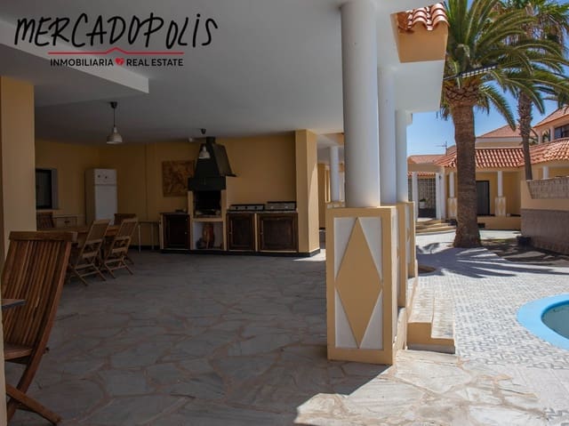 5 sovrum Villa till salu i Corralejo, La Oliva med pool garage - 1 780 000 € (Ref: 8169519)