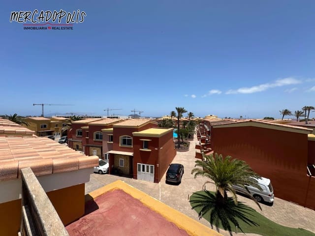 2 slaapkamer Halfvrijstaande villa te koop in Corralejo, La Oliva met zwembad garage - € 350.000 (Ref: 9116611)