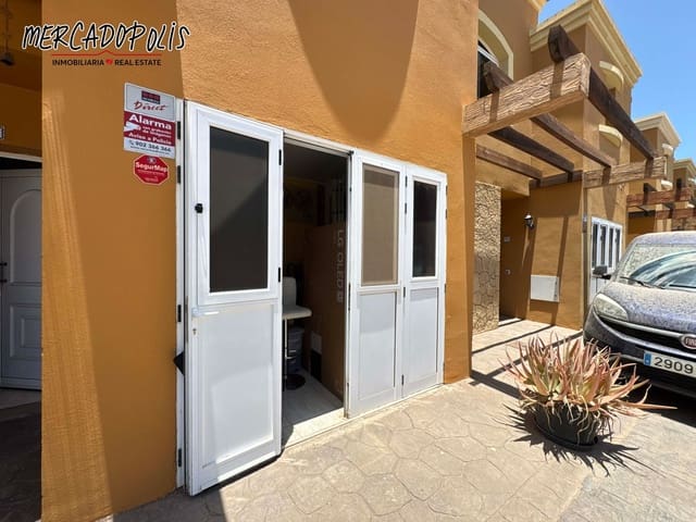 2 slaapkamer Halfvrijstaande villa te koop in Corralejo, La Oliva met zwembad garage - € 350.000 (Ref: 9116611)