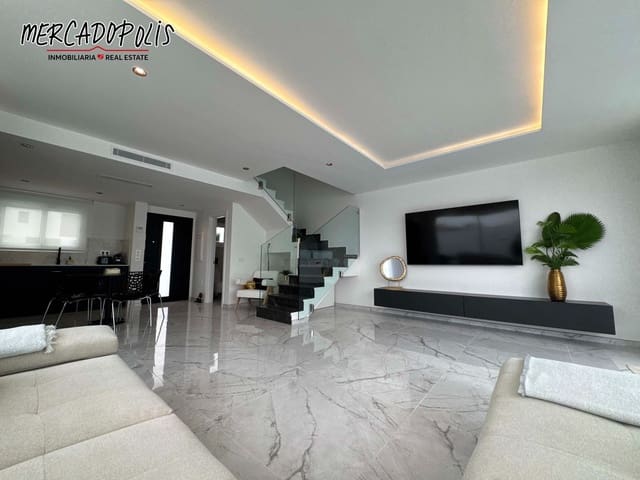 3 makuuhuone Huvila vuokrattavana paikassa Corralejo, La Oliva mukana uima-altaan 
autotalli - 3 500 € (Ref: 9251849)