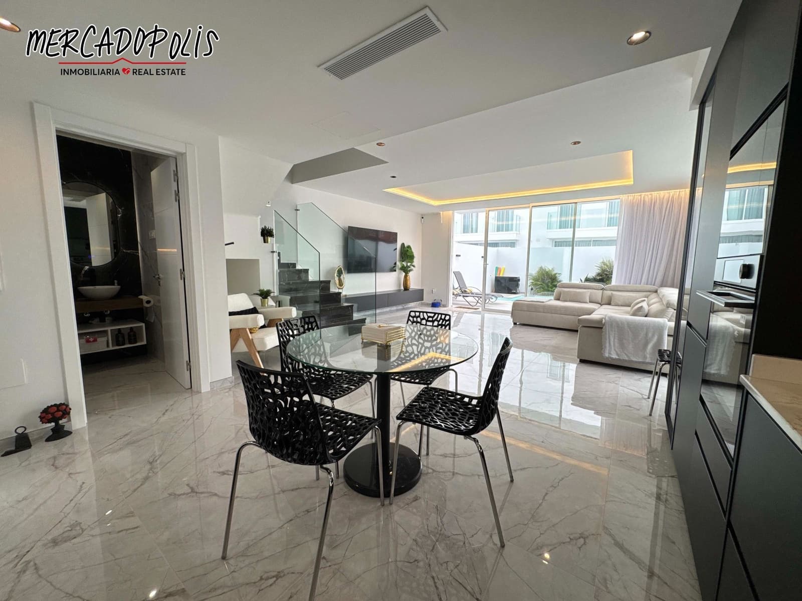 3 makuuhuone Huvila vuokrattavana paikassa Corralejo mukana uima-altaan 
autotalli - 3 500 € (Ref: 9251849)