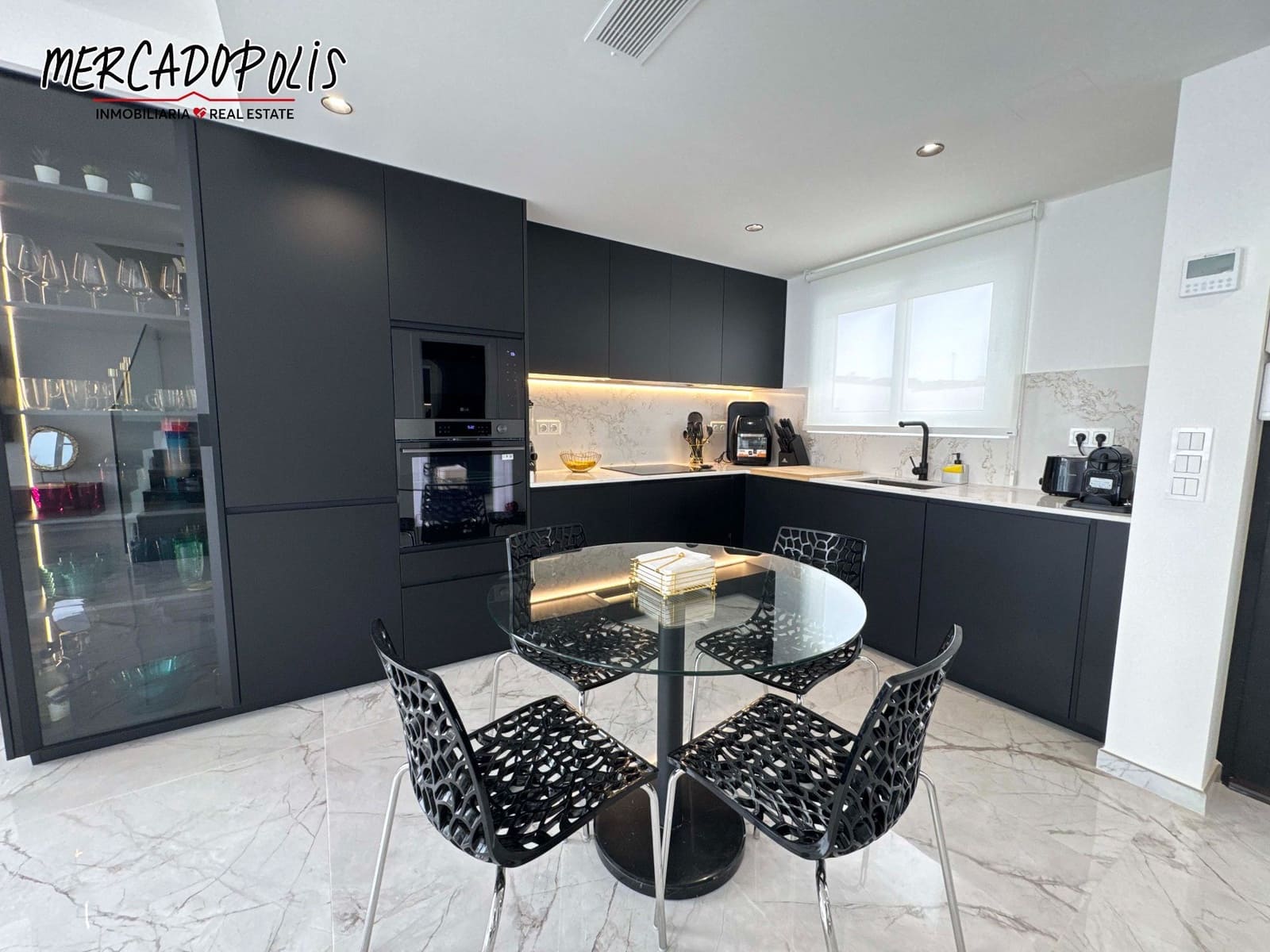 3 makuuhuone Huvila vuokrattavana paikassa Corralejo mukana uima-altaan 
autotalli - 3 500 € (Ref: 9251849)