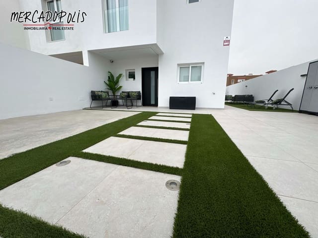 3 makuuhuone Huvila vuokrattavana paikassa Corralejo, La Oliva mukana uima-altaan 
autotalli - 3 500 € (Ref: 9251849)