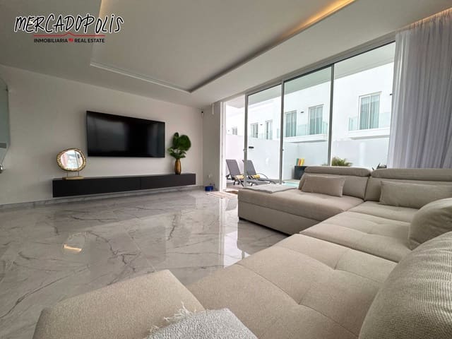 3 makuuhuone Huvila vuokrattavana paikassa Corralejo, La Oliva mukana uima-altaan 
autotalli - 3 500 € (Ref: 9251849)