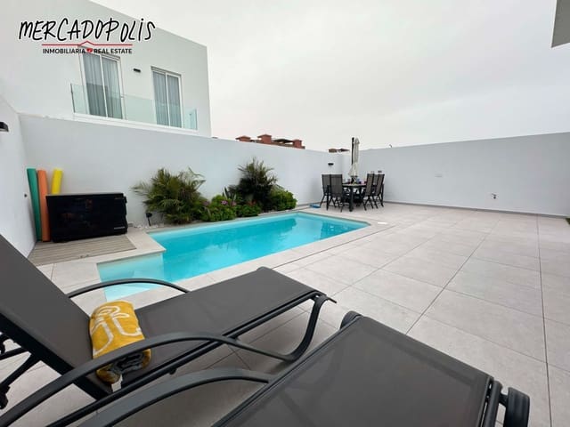 3 makuuhuone Huvila vuokrattavana paikassa Corralejo, La Oliva mukana uima-altaan 
autotalli - 3 500 € (Ref: 9251849)