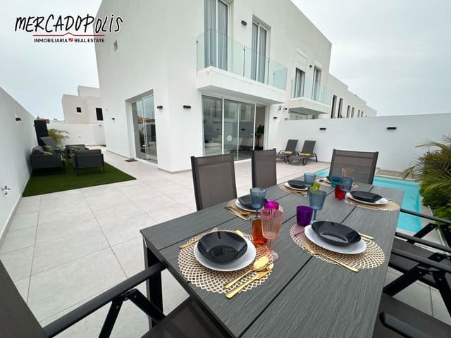 3 makuuhuone Huvila vuokrattavana paikassa Corralejo, La Oliva mukana uima-altaan 
autotalli - 3 500 € (Ref: 9251849)