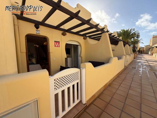 Pareado de 3 habitaciones en Corralejo, La Oliva en alquiler con piscina - 2.500 € (Ref: 9547597)