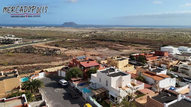 3 soverom Kjedet enebolig til salgs i Corralejo, La Oliva med garasje - € 415 000 (Ref: 9629620)