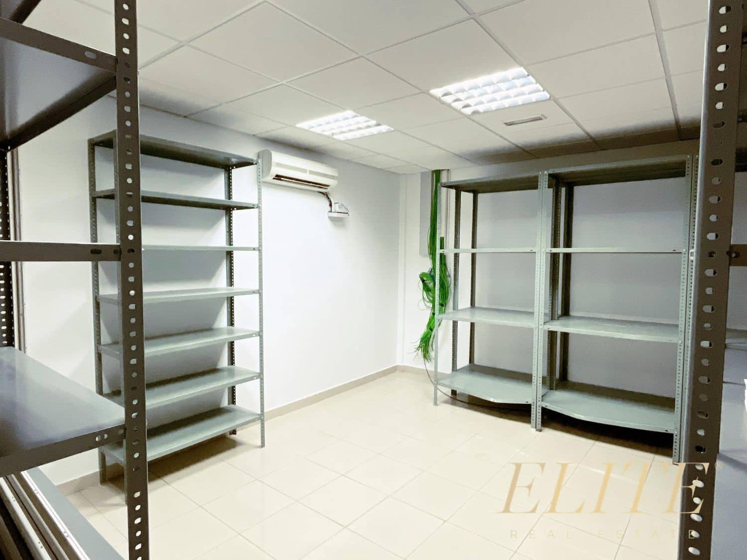 Commercial for rent in Sonneland - € 1,900 (Ref: 9586836)