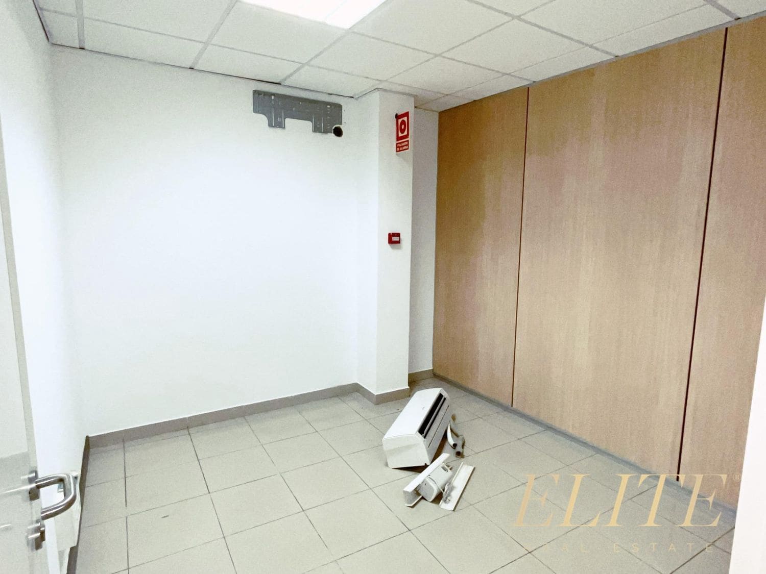 Commercial for rent in Sonneland - € 1,900 (Ref: 9586836)