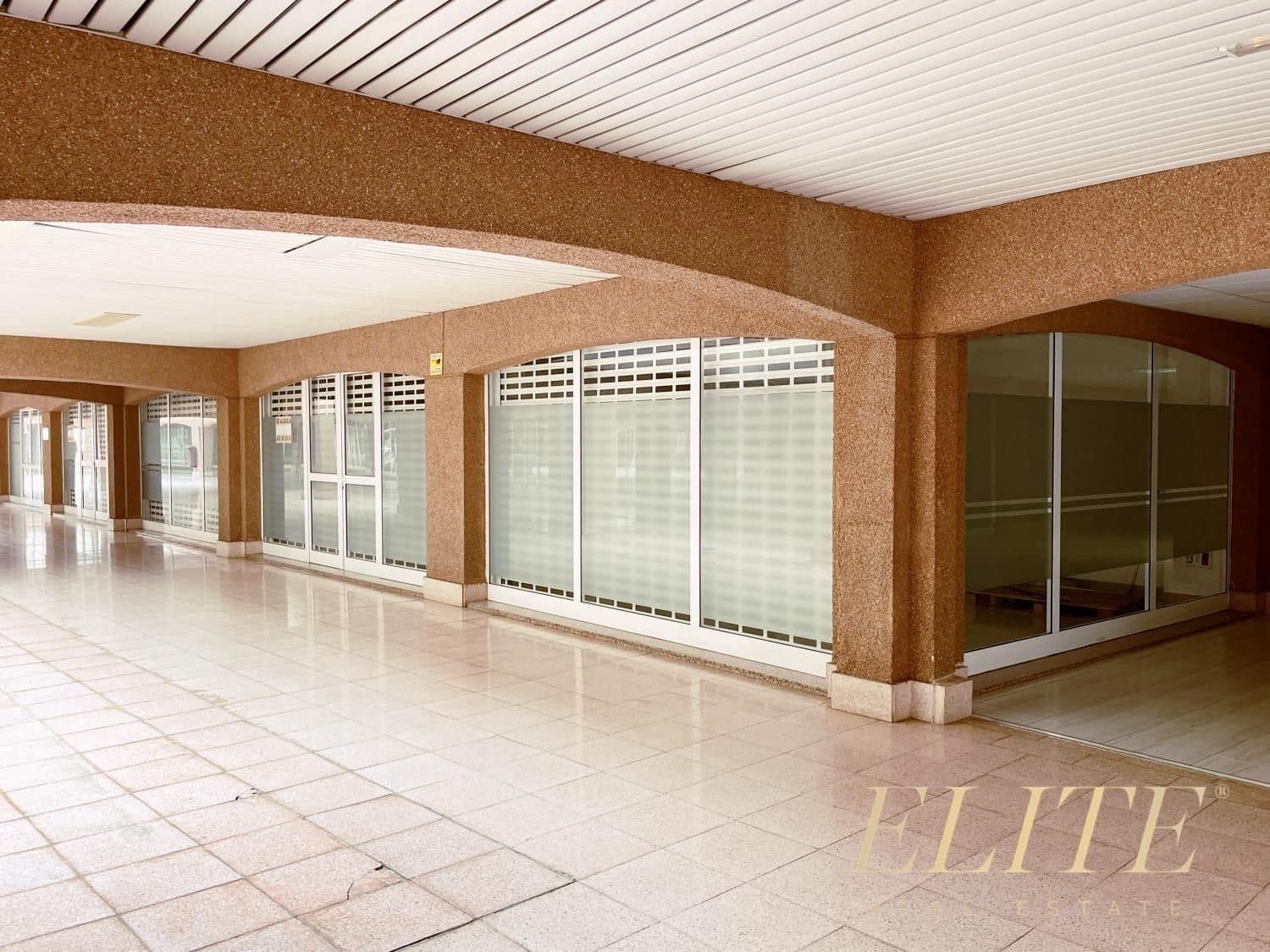 Commercial for rent in Sonneland - € 1,900 (Ref: 9586836)