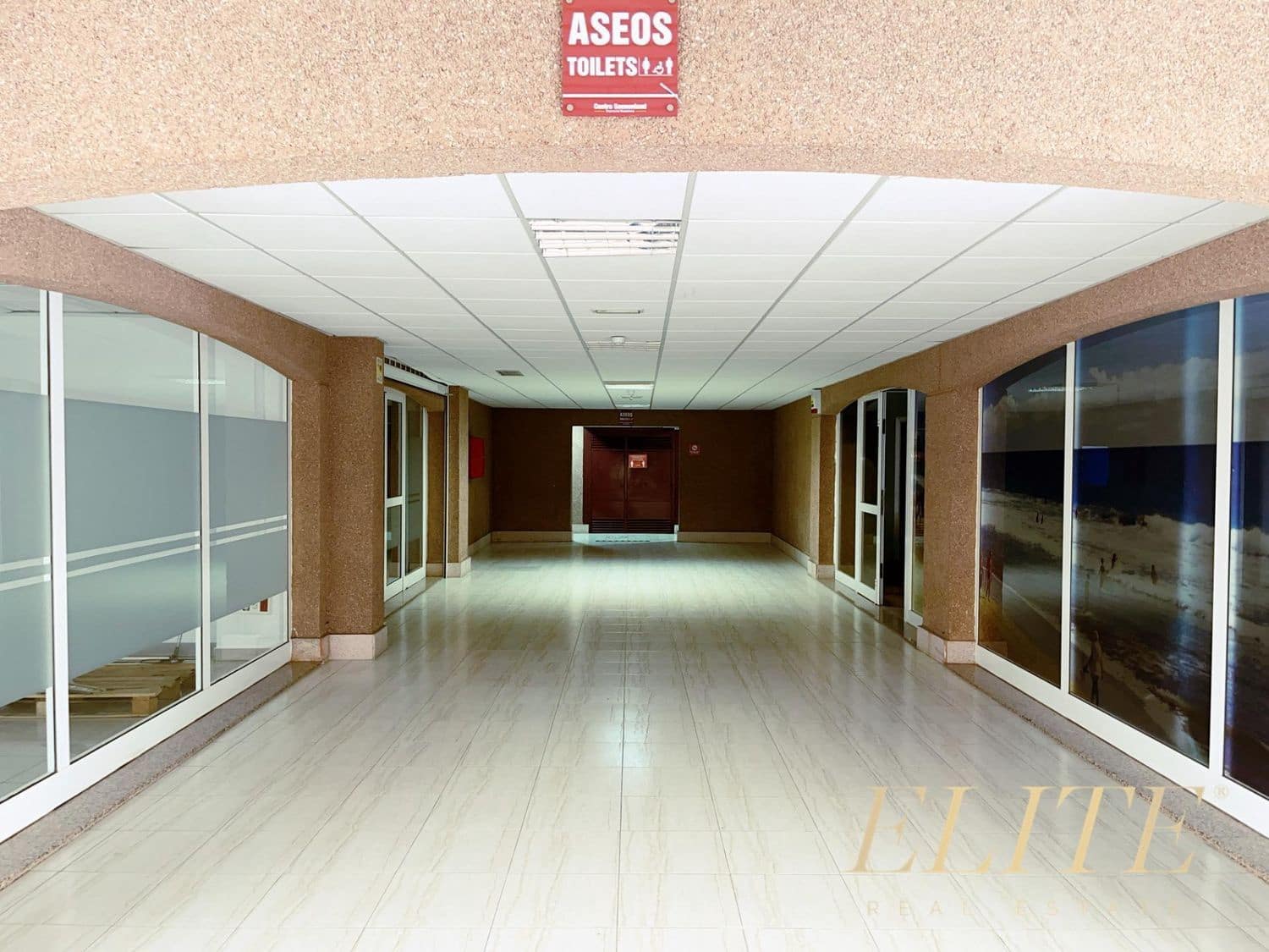 Commercial for rent in Sonneland - € 1,900 (Ref: 9586836)