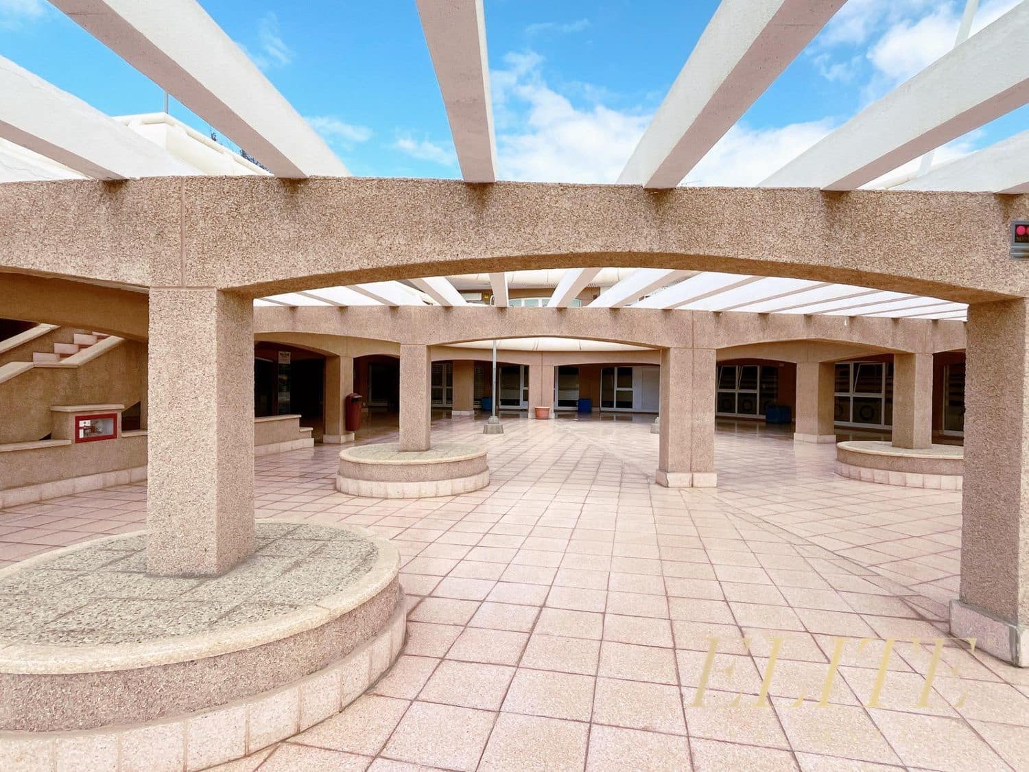 Commercial for rent in Sonneland - € 1,900 (Ref: 9586836)