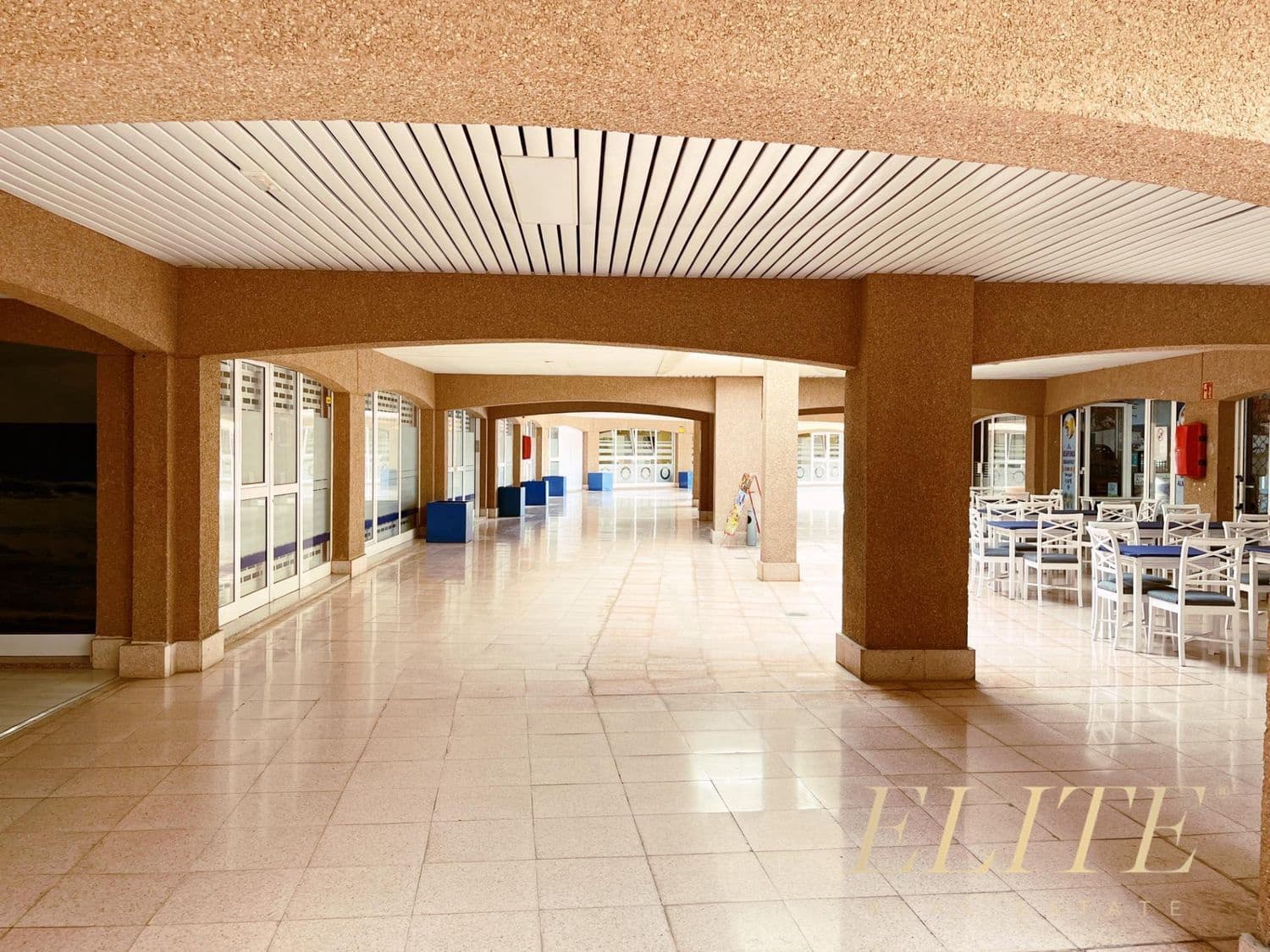 Commercial for rent in Sonneland - € 1,900 (Ref: 9586836)