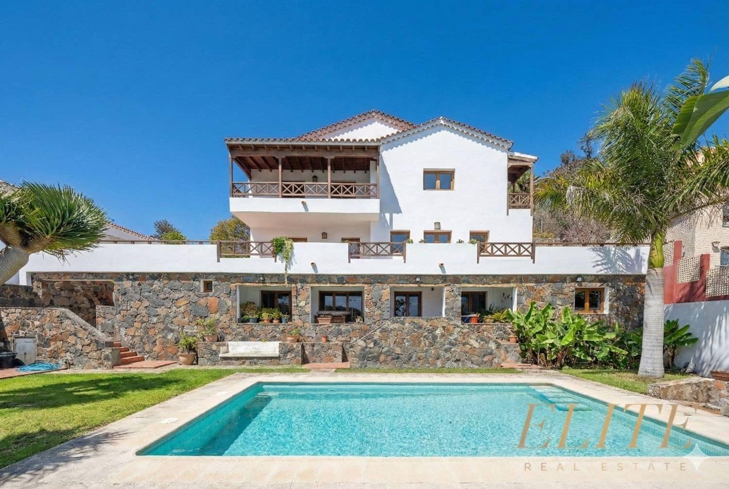 5 bedroom Villa for sale in Santa Brigida with pool garage - € 700,000 (Ref: 9586840)