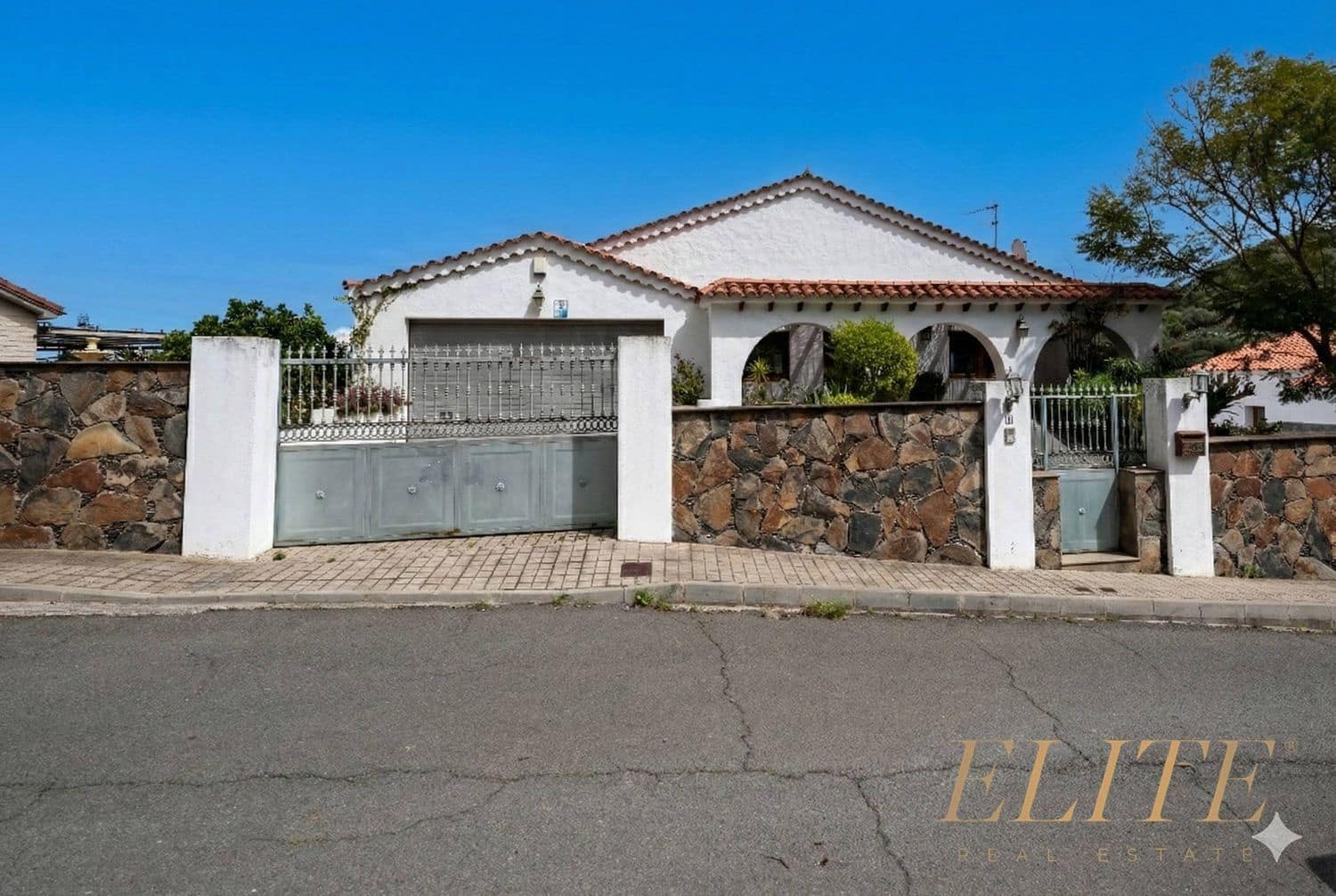 5 bedroom Villa for sale in Santa Brigida with pool garage - € 700,000 (Ref: 9586840)