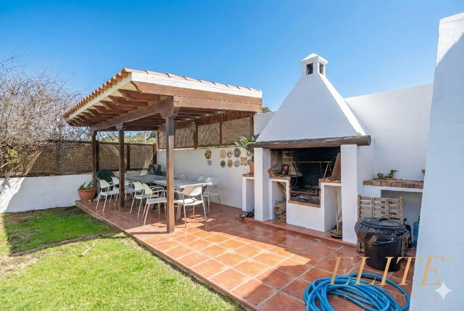 5 bedroom Villa for sale in Santa Brigida with pool garage - € 700,000 (Ref: 9586840)