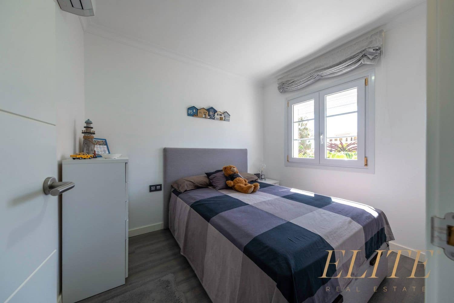 4 sypialnia Dom na sprzedaż w Sonneland z basenem garażem - 975 000 € (Ref: 9586845)