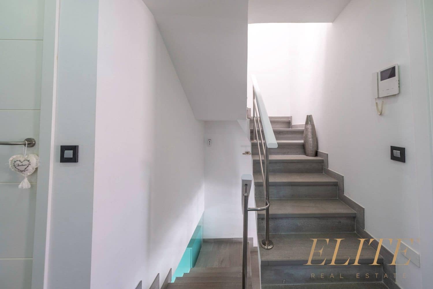 4 sypialnia Dom na sprzedaż w Sonneland z basenem garażem - 975 000 € (Ref: 9586845)