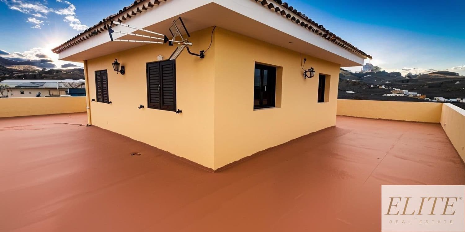 8 bedroom Finca/Country House for sale in Moya with garage - € 599,000 (Ref: 9586854)