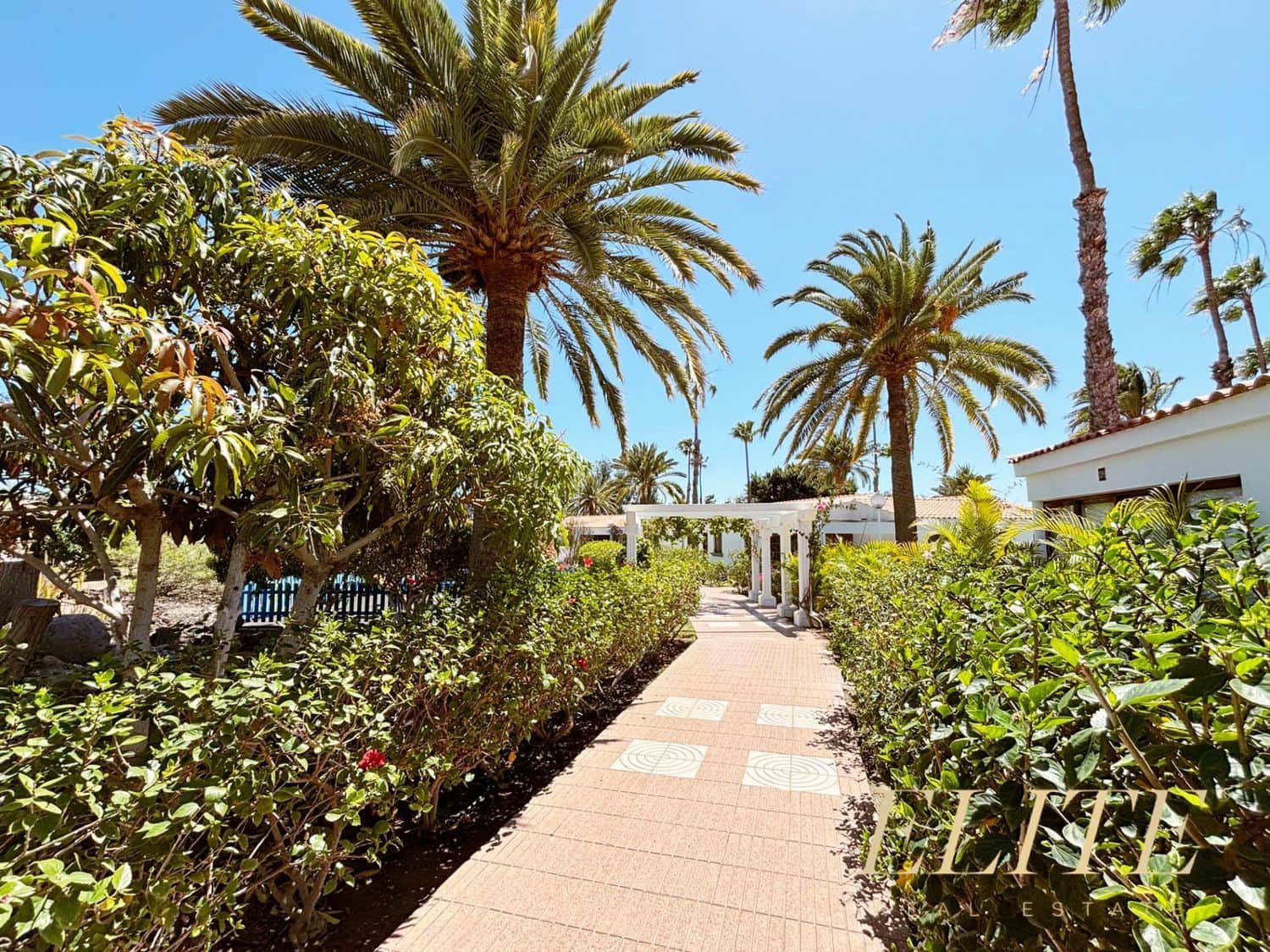 2 bedroom Villa for sale in San Bartolome de Tirajana with pool garage - € 400,000 (Ref: 9586862)