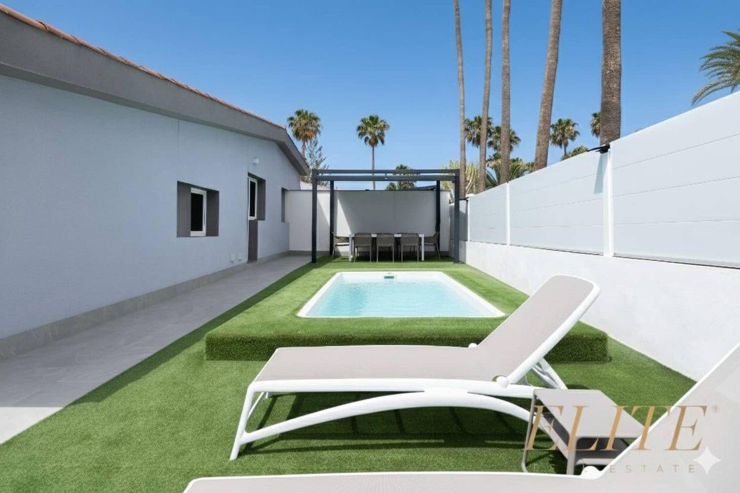 3 makuuhuone Omakotitalo myytävänä paikassa Playa del Ingles mukana uima-altaan 
autotalli - 1 050 000 € (Ref: 9586865)