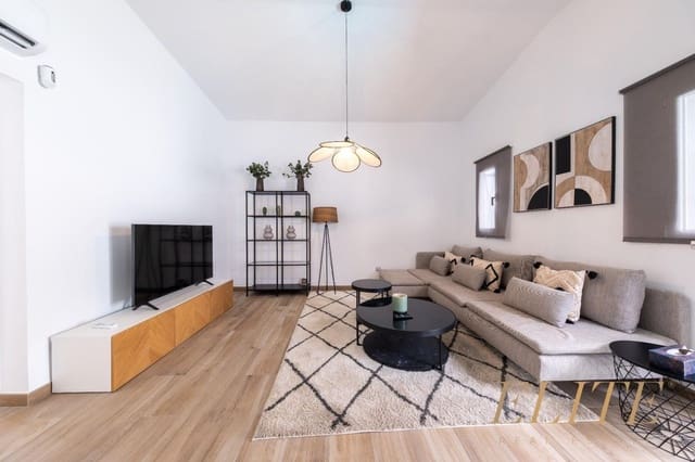 3 makuuhuone Omakotitalo myytävänä paikassa Playa del Inglés, San Bartolomé de Tirajana mukana uima-altaan 
autotalli - 1 050 000 € (Ref: 9586865)