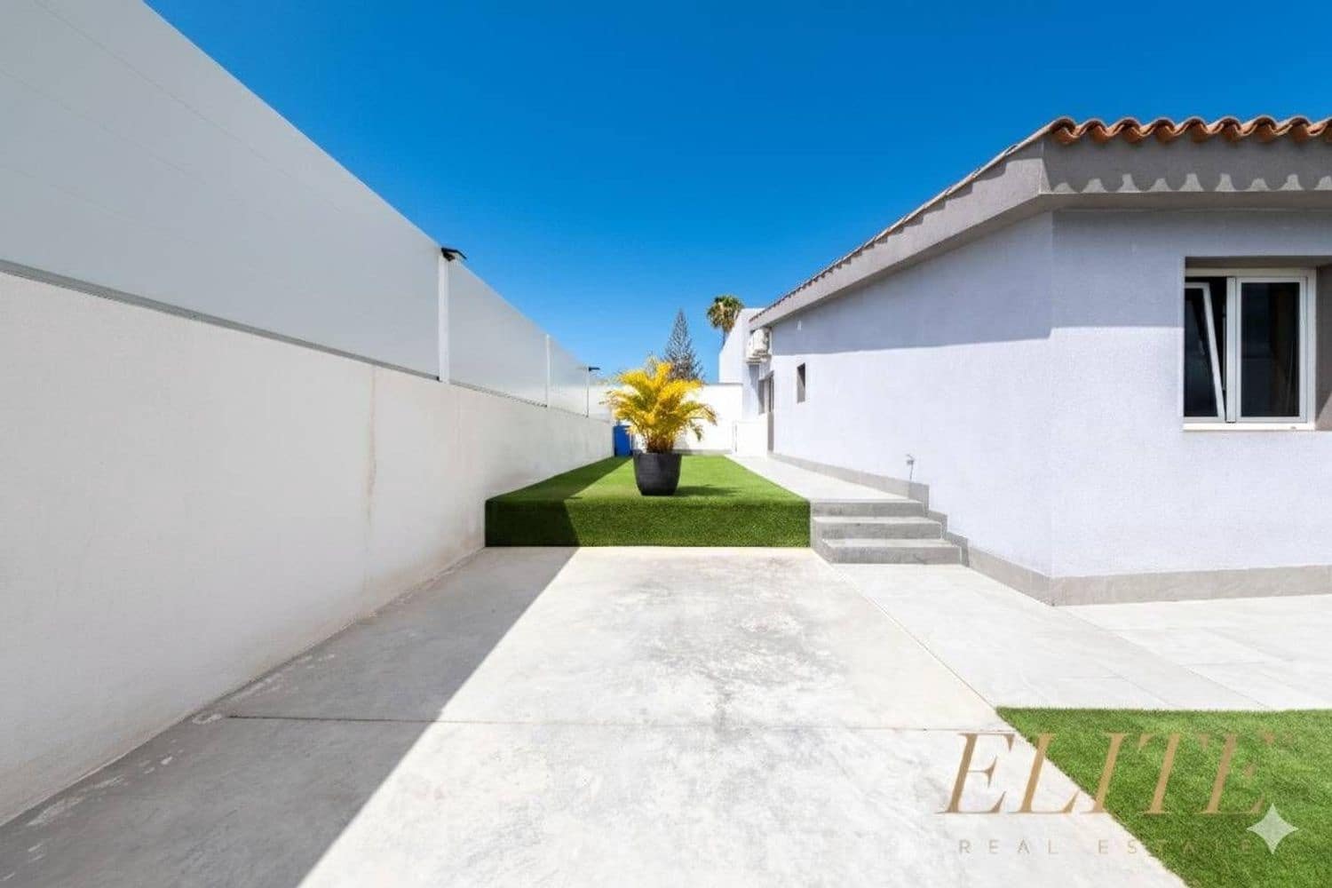 3 makuuhuone Omakotitalo myytävänä paikassa Playa del Ingles mukana uima-altaan 
autotalli - 1 050 000 € (Ref: 9586865)