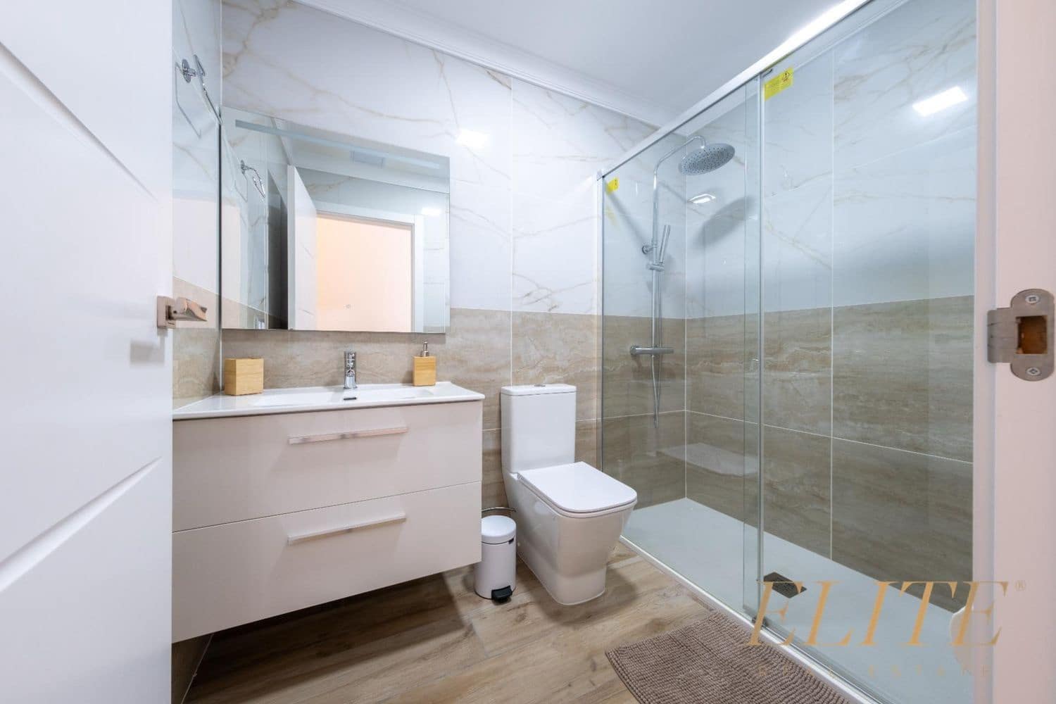 3 makuuhuone Omakotitalo myytävänä paikassa Playa del Ingles mukana uima-altaan 
autotalli - 1 050 000 € (Ref: 9586865)