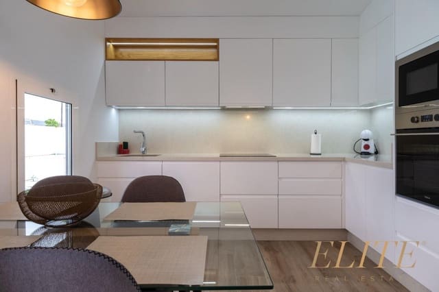 3 makuuhuone Omakotitalo myytävänä paikassa Playa del Inglés, San Bartolomé de Tirajana mukana uima-altaan 
autotalli - 1 050 000 € (Ref: 9586865)