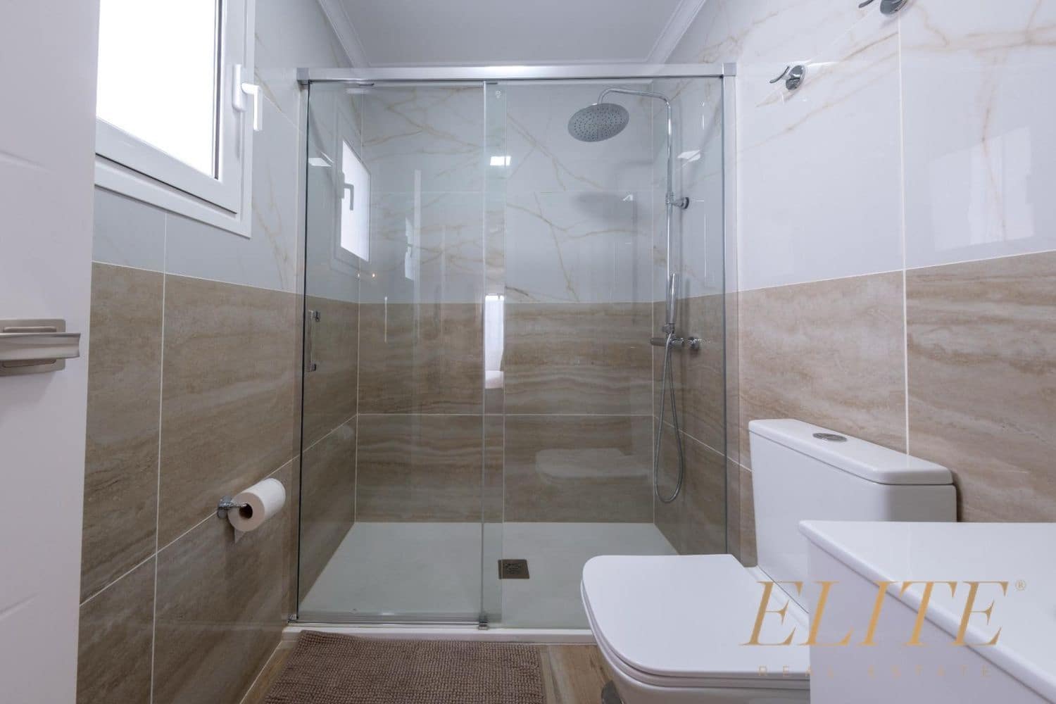 3 makuuhuone Omakotitalo myytävänä paikassa Playa del Ingles mukana uima-altaan 
autotalli - 1 050 000 € (Ref: 9586865)