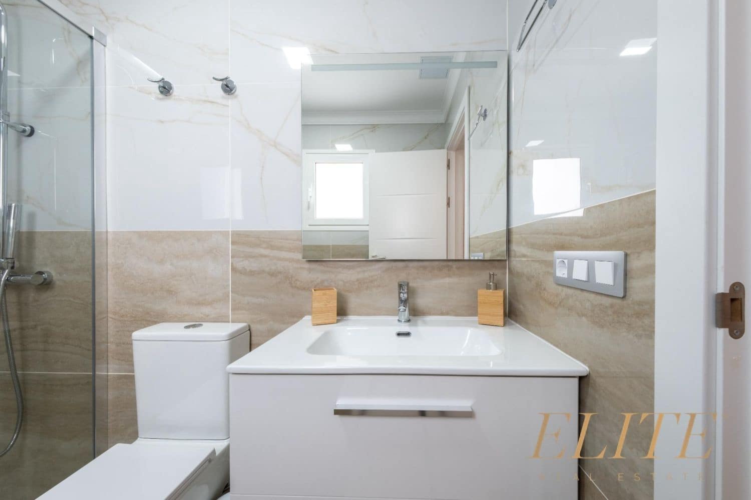 3 makuuhuone Omakotitalo myytävänä paikassa Playa del Ingles mukana uima-altaan 
autotalli - 1 050 000 € (Ref: 9586865)