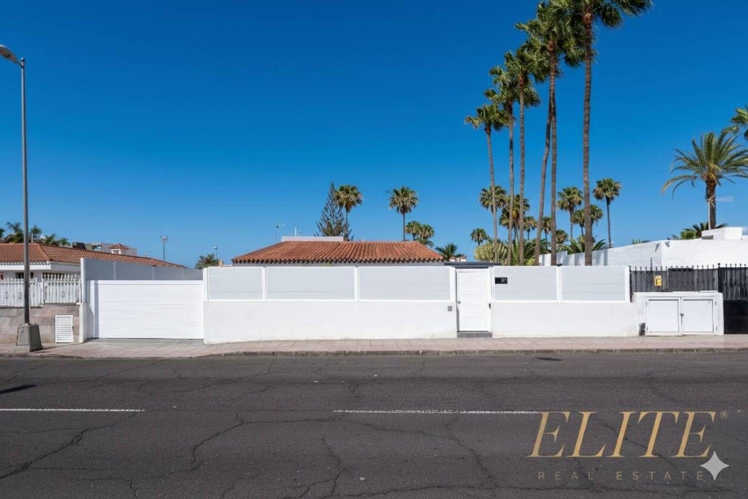 3 makuuhuone Omakotitalo myytävänä paikassa Playa del Ingles mukana uima-altaan 
autotalli - 1 050 000 € (Ref: 9586865)