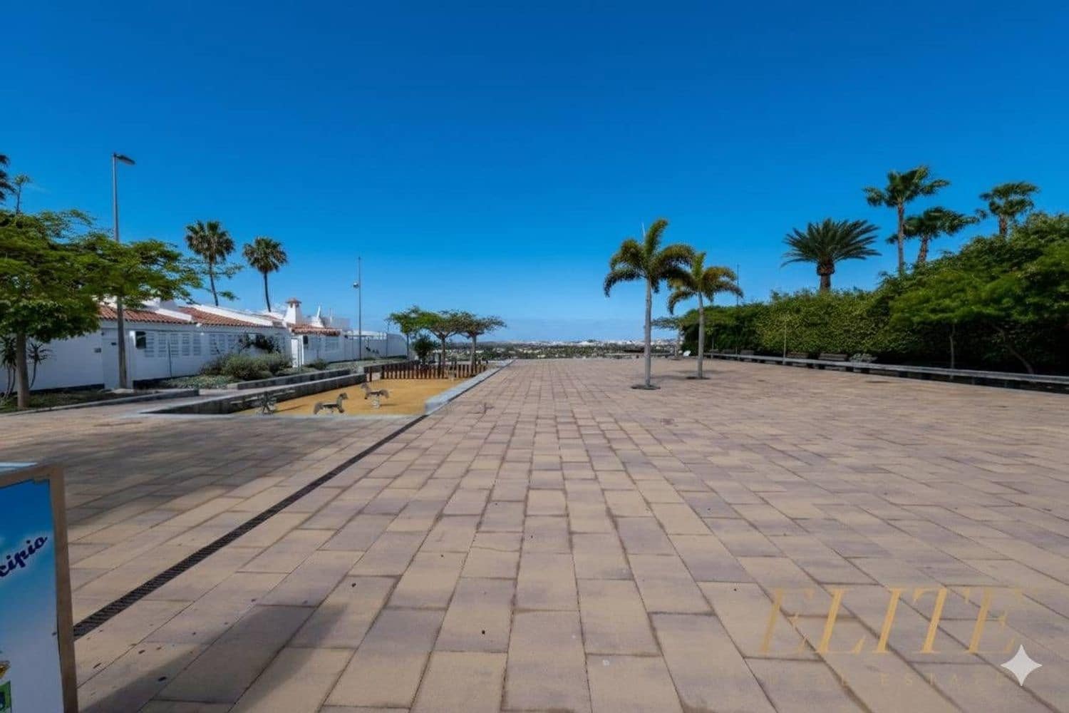 3 makuuhuone Omakotitalo myytävänä paikassa Playa del Ingles mukana uima-altaan 
autotalli - 1 050 000 € (Ref: 9586865)