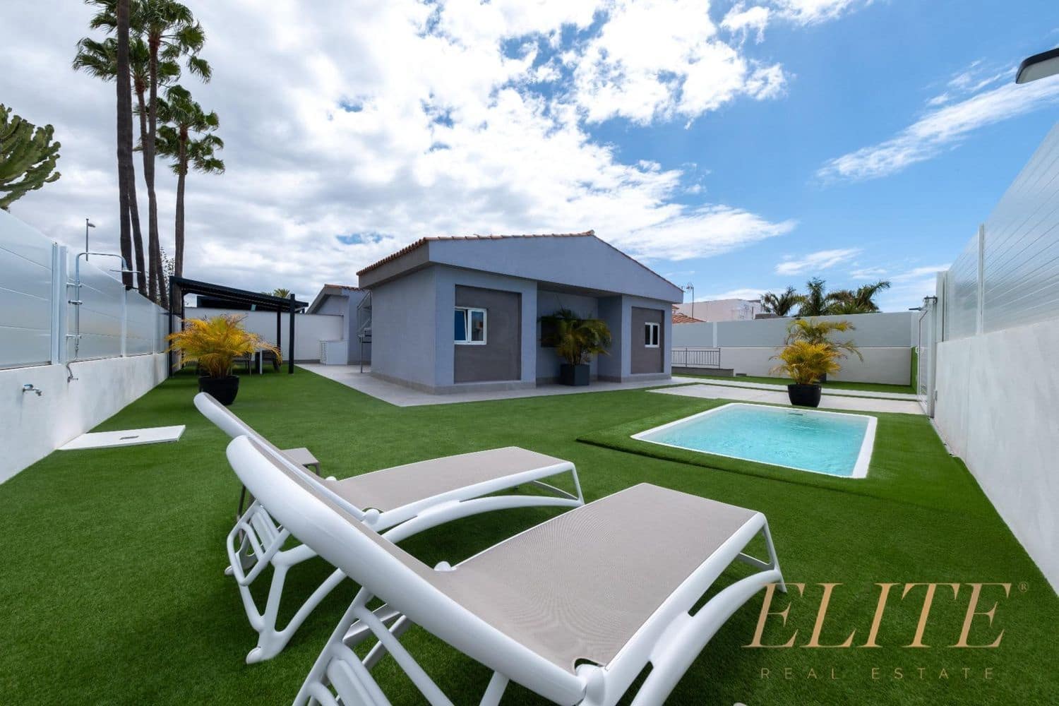 3 makuuhuone Omakotitalo myytävänä paikassa Playa del Ingles mukana uima-altaan 
autotalli - 1 325 000 € (Ref: 9586866)