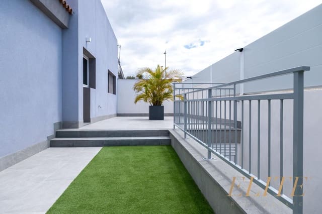 3 makuuhuone Omakotitalo myytävänä paikassa Playa del Inglés, San Bartolomé de Tirajana mukana uima-altaan 
autotalli - 1 325 000 € (Ref: 9586866)