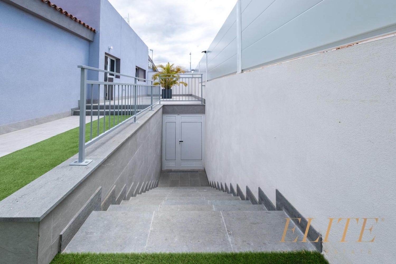 3 makuuhuone Omakotitalo myytävänä paikassa Playa del Ingles mukana uima-altaan 
autotalli - 1 325 000 € (Ref: 9586866)