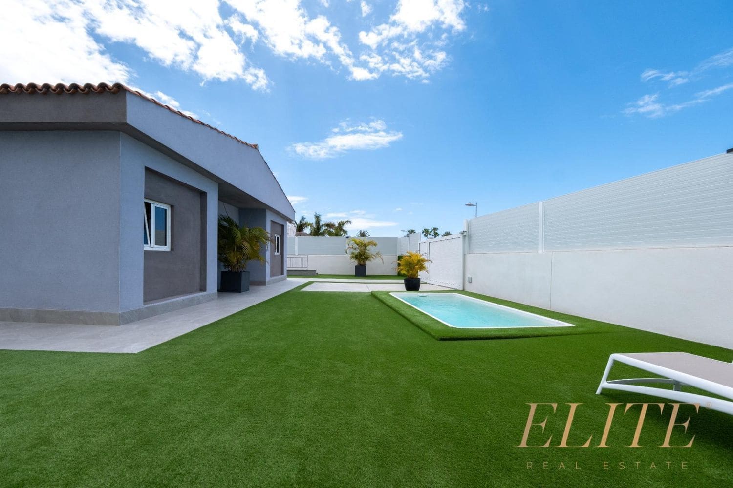 3 makuuhuone Omakotitalo myytävänä paikassa Playa del Ingles mukana uima-altaan 
autotalli - 1 325 000 € (Ref: 9586866)