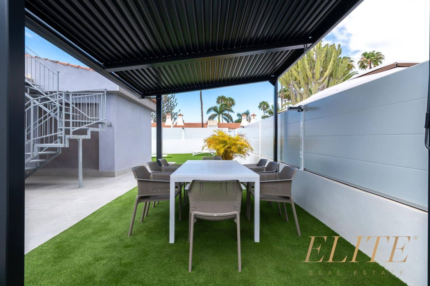 3 makuuhuone Omakotitalo myytävänä paikassa Playa del Ingles mukana uima-altaan 
autotalli - 1 325 000 € (Ref: 9586866)