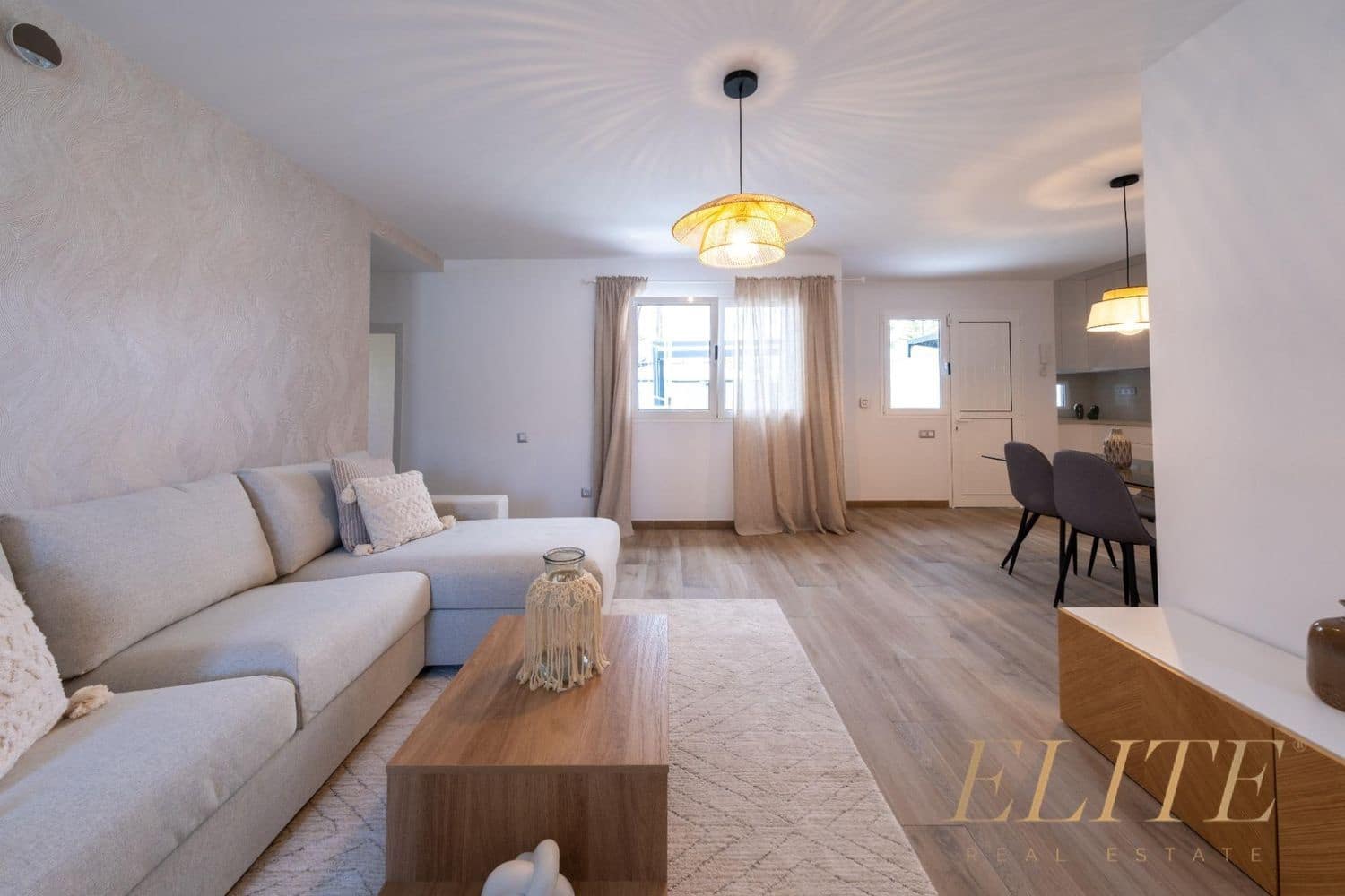 3 makuuhuone Omakotitalo myytävänä paikassa Playa del Ingles mukana uima-altaan 
autotalli - 1 325 000 € (Ref: 9586866)