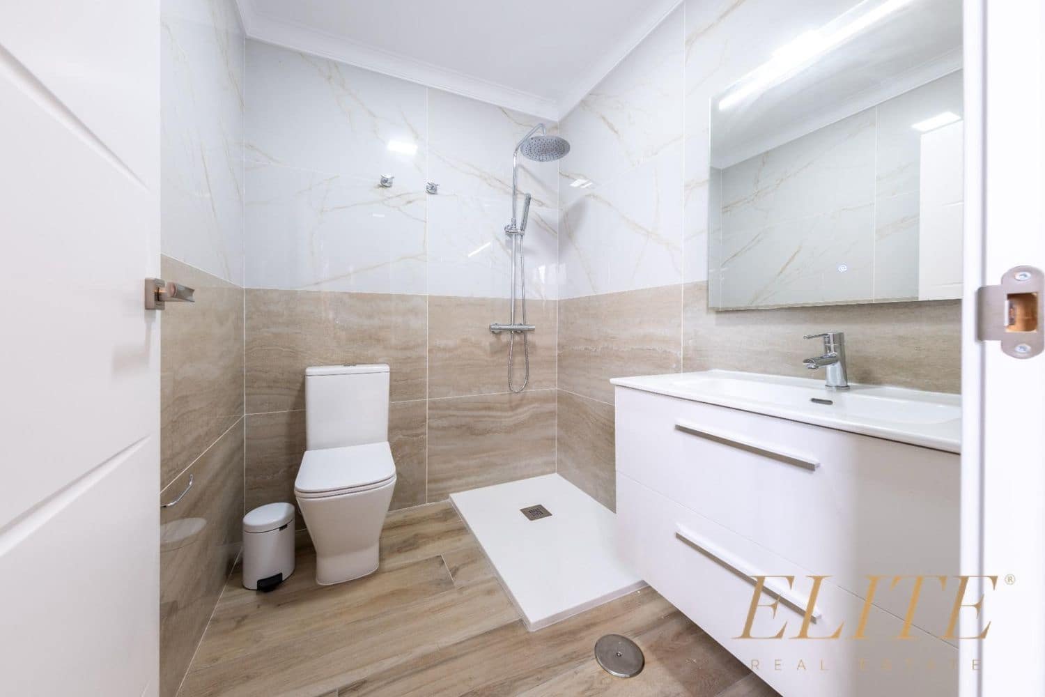 3 makuuhuone Omakotitalo myytävänä paikassa Playa del Ingles mukana uima-altaan 
autotalli - 1 325 000 € (Ref: 9586866)