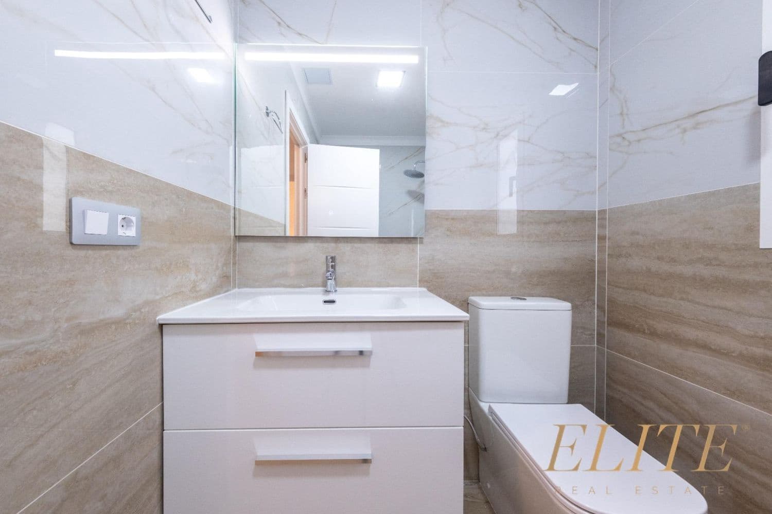 3 makuuhuone Omakotitalo myytävänä paikassa Playa del Ingles mukana uima-altaan 
autotalli - 1 325 000 € (Ref: 9586866)