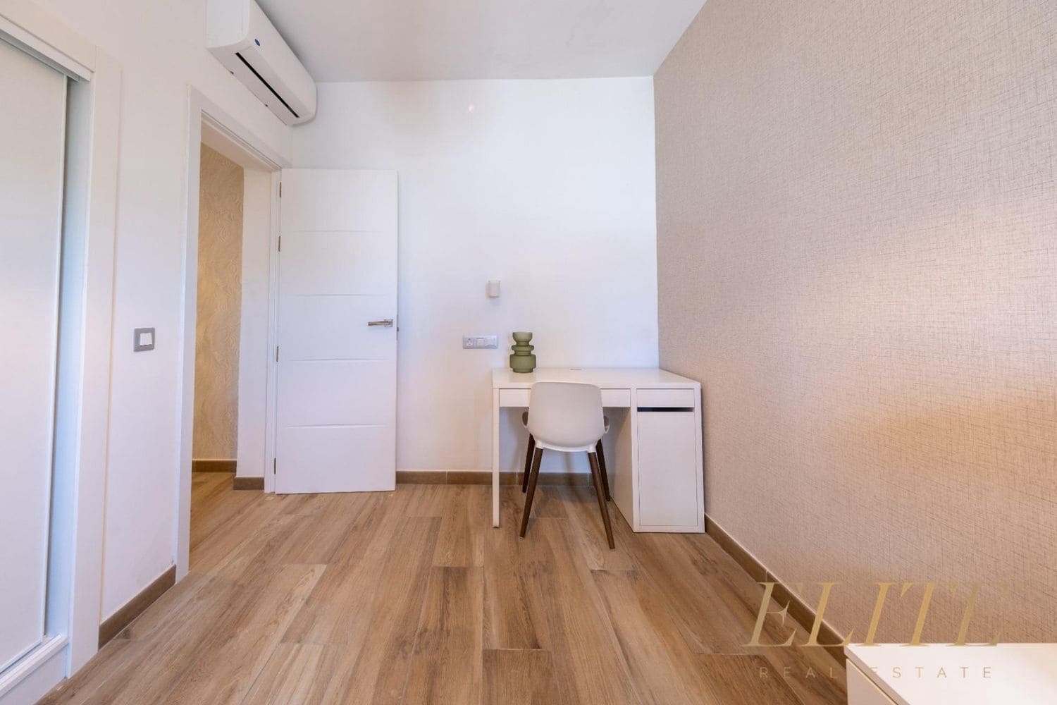 3 makuuhuone Omakotitalo myytävänä paikassa Playa del Ingles mukana uima-altaan 
autotalli - 1 325 000 € (Ref: 9586866)