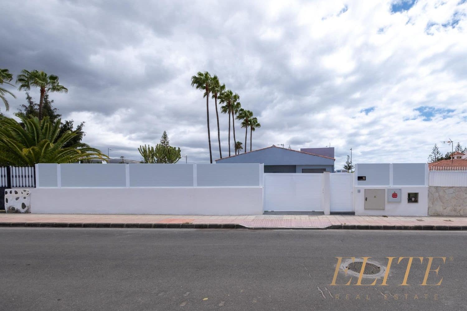 3 makuuhuone Omakotitalo myytävänä paikassa Playa del Ingles mukana uima-altaan 
autotalli - 1 325 000 € (Ref: 9586866)