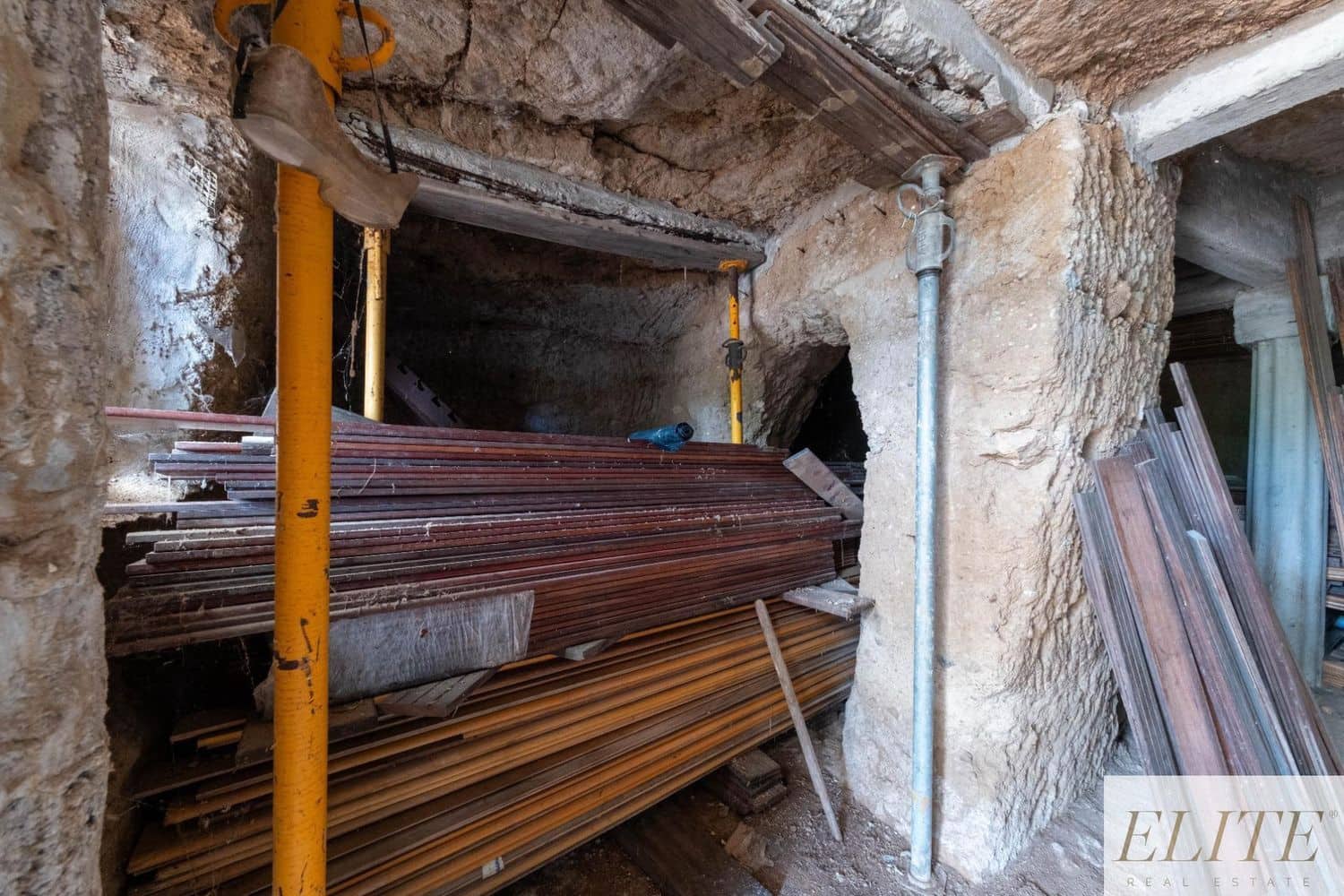 Rakentamaton maa myytävänä paikassa San Lorenzo - 520 000 € (Ref: 9586868)