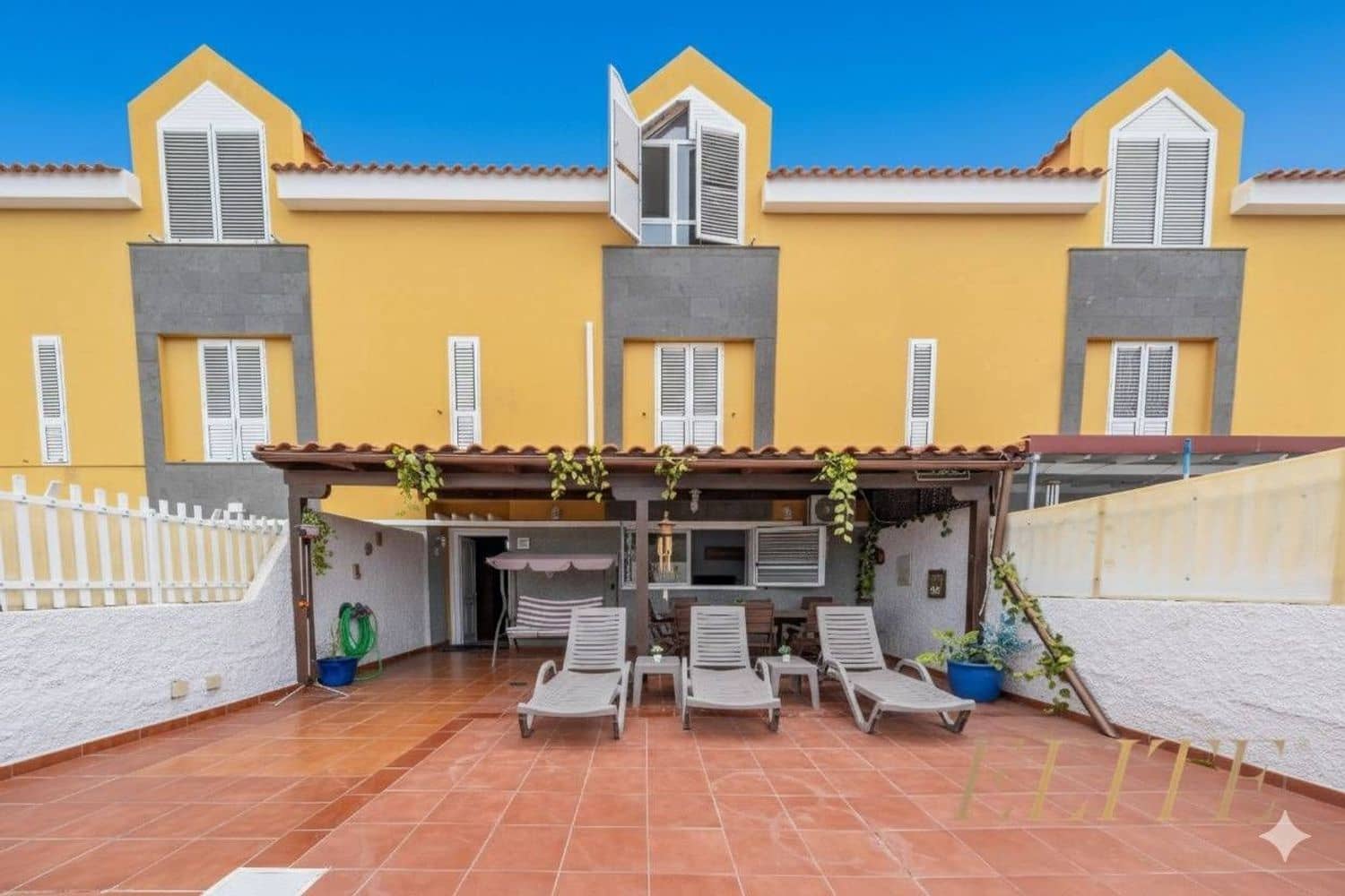 5 bedroom Townhouse for sale in San Bartolome de Tirajana with garage - € 530,000 (Ref: 9586873)