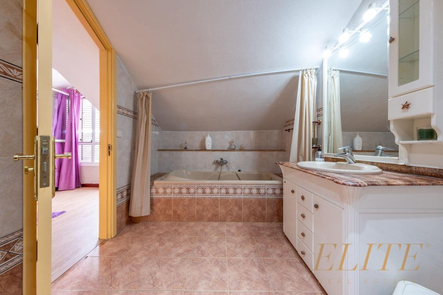 5 bedroom Townhouse for sale in San Bartolome de Tirajana with garage - € 530,000 (Ref: 9586873)