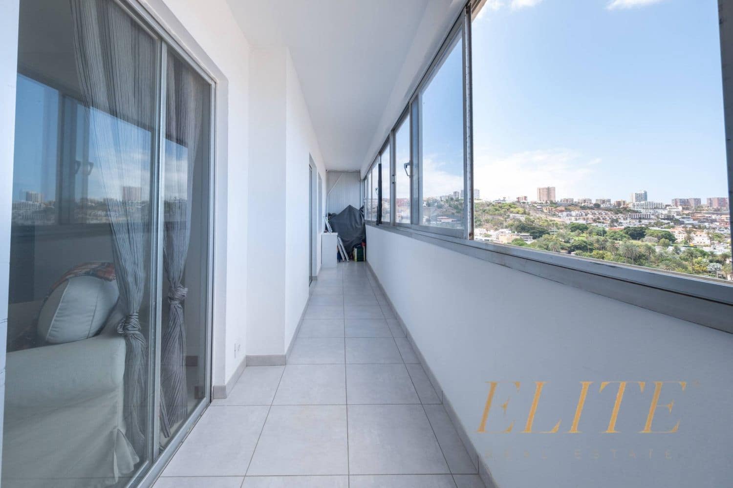 4 bedroom Apartment for sale in Las Palmas de Gran Canaria with garage - € 395,000 (Ref: 9586878)