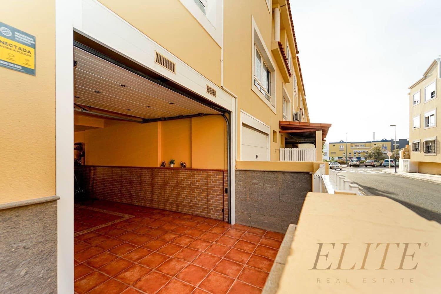 3 bedroom Townhouse for sale in El Tablero with garage - € 385,000 (Ref: 9586880)